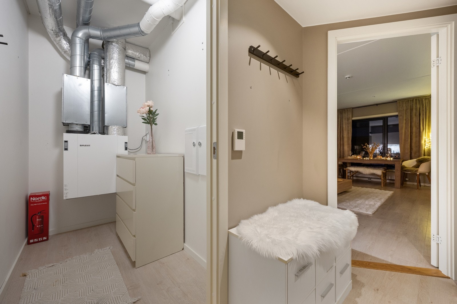 Det er direkte tilgang fra entre til en praktisk innvendig bod - perfekt til oppbevaring av yttertøy og sko. Galleribilde