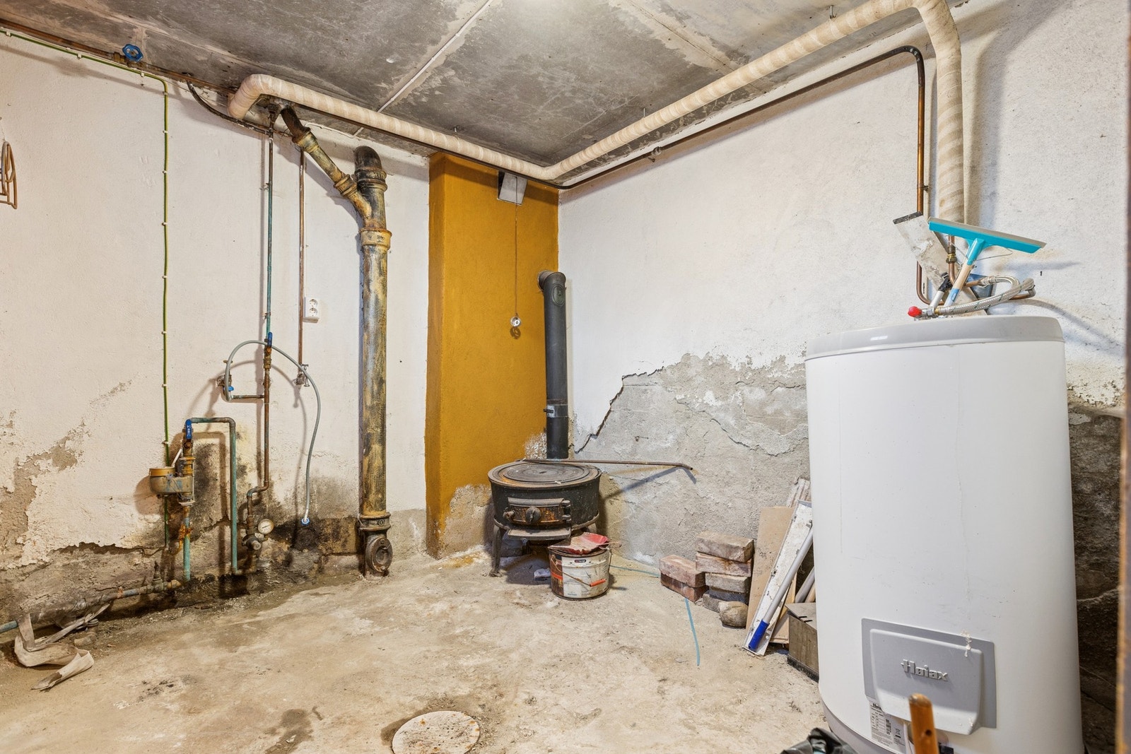 Varmtvannsbereder på 200L fra 2013 er plassert i vaskekjeller. Galleribilde