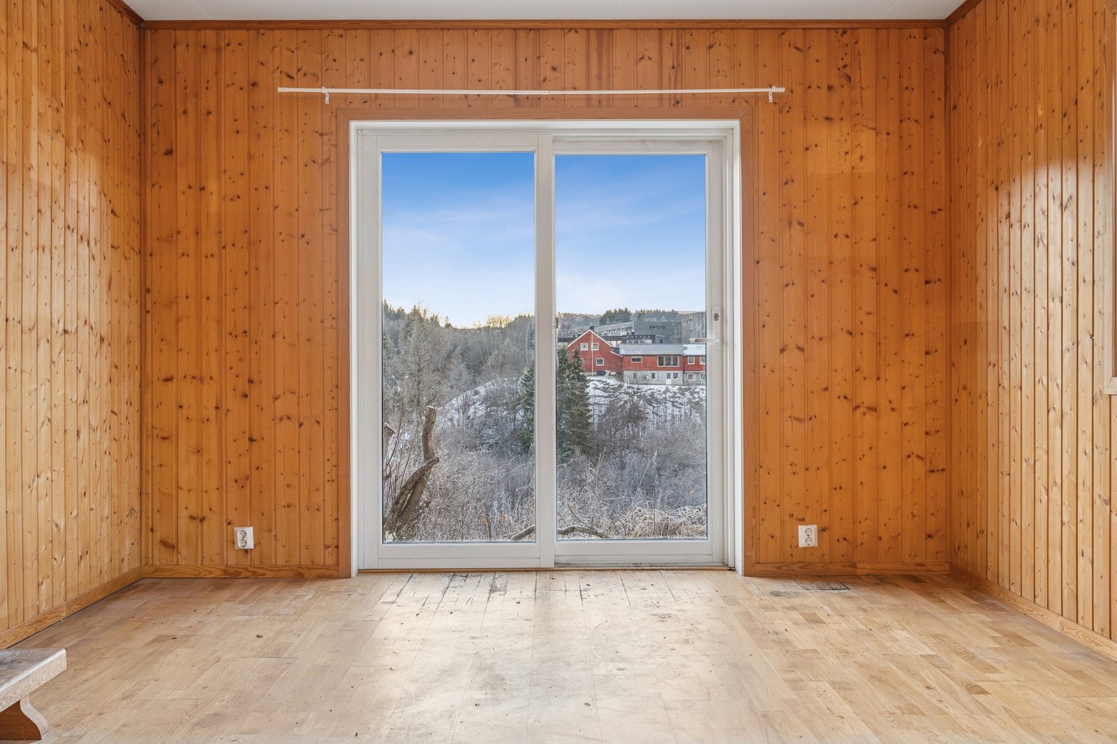 Fra tilbygget er det satt inn verandadør med utgang til sørsiden av boligen. Galleribilde