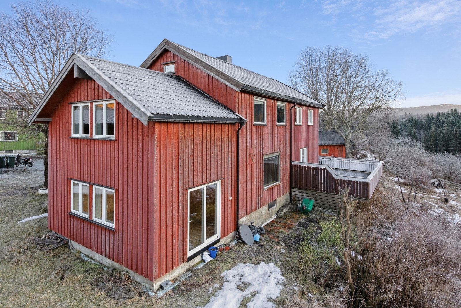Man kan bygge terrasse som er både sør- og vestvendt. Da kan man nyte en flott og usjenerende utsikt med gode solforhold, hele dagen. Galleribilde