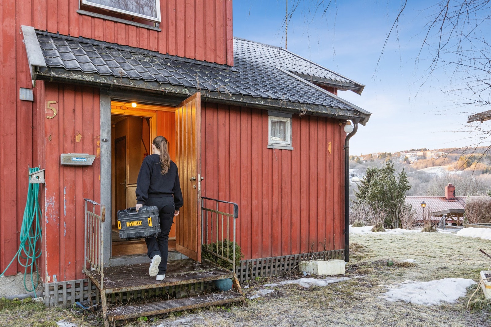 Boligen er oppført i 1955, og har et tilbygg fra 2010. Tomten er på 769 kvm. Galleribilde