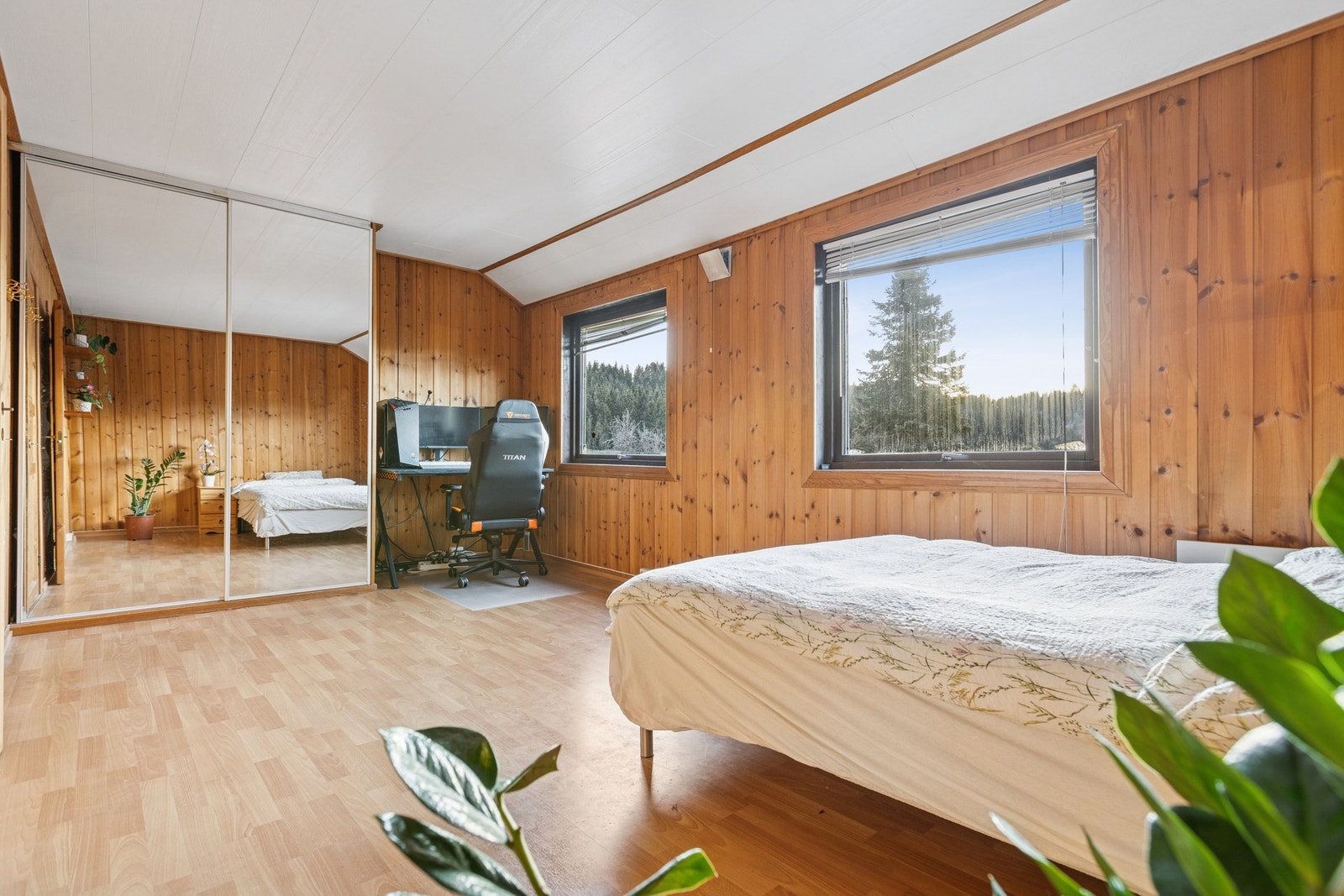 Det største soverommet er opprinnelig to rom. Se alternativ planløsning i starten av bildekarusellen. Galleribilde