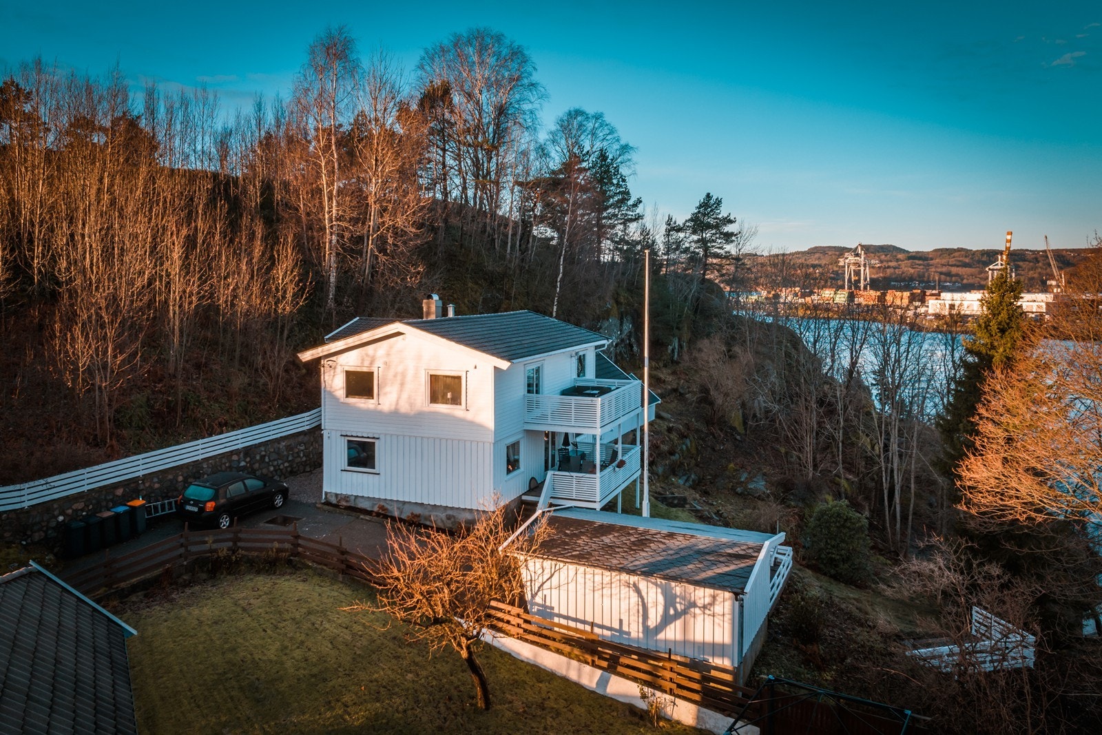 Her får du en hel tomannsbolig med fantastisk beliggenhet på Steinsnes, Østre Halsen. Galleribilde