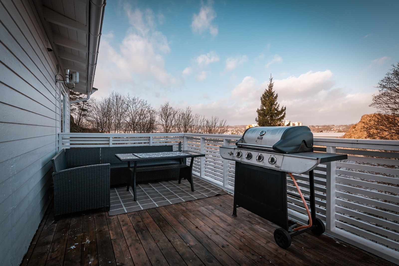 Nok av plass til en sittegruppe og en grill. Perfekt i grillsesongen. Galleribilde