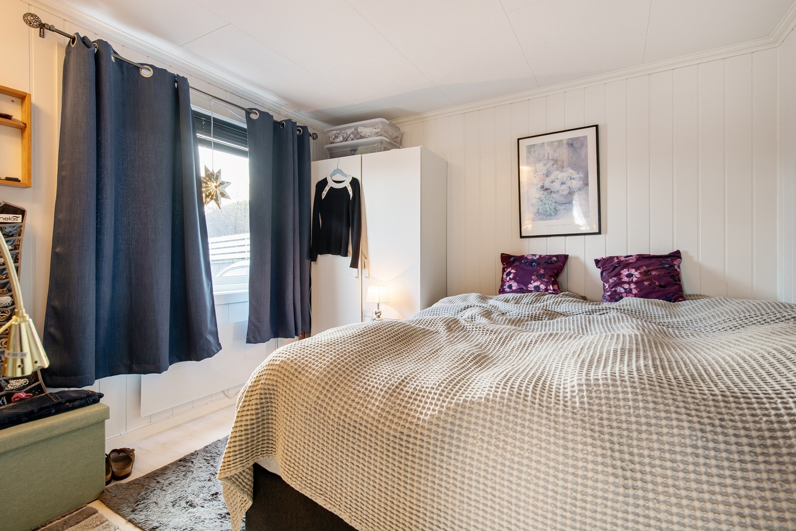 Det er to soverom i 1. etasje, dette er det største av dem med god plass til dobbeltseng. Galleribilde