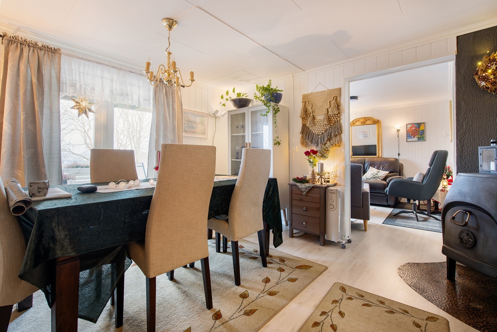 God plass i spisestue, med peis som varmer godt på kalde dager. Galleribilde