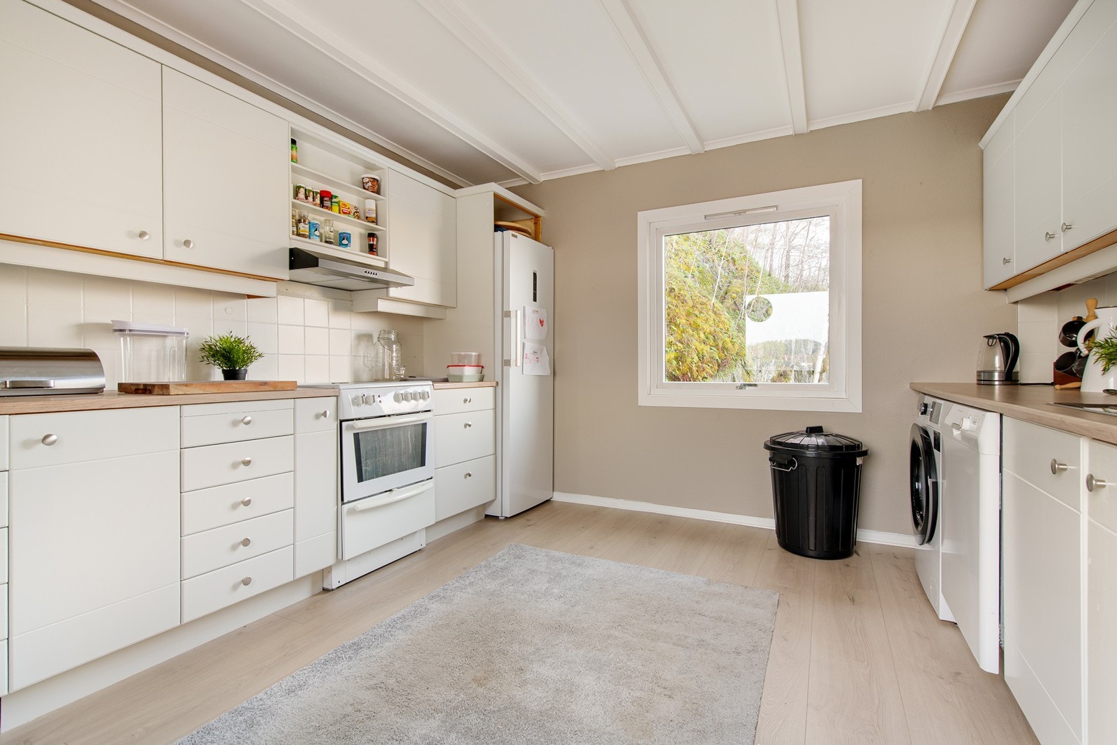 Stort, fint kjøkken med god skap- og benkeplass. Galleribilde