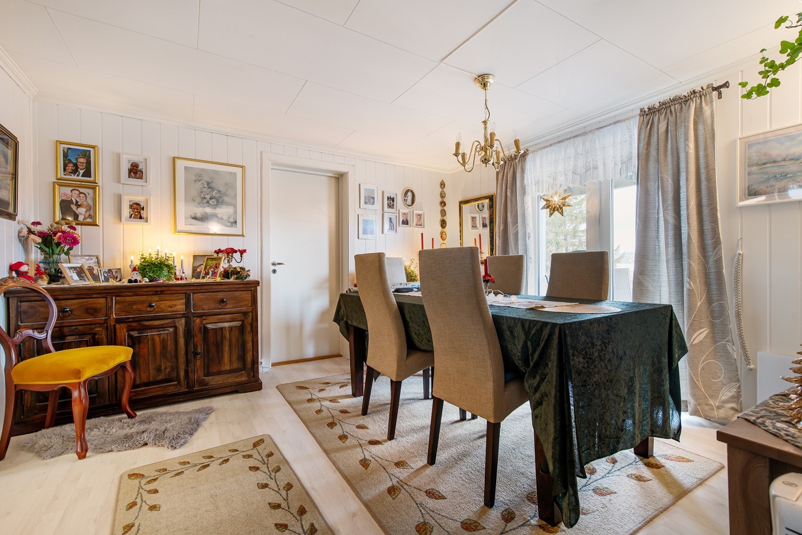 Spisestue med utgang til terrasse. Døren slipper inn godt med naturlig lys. Galleribilde