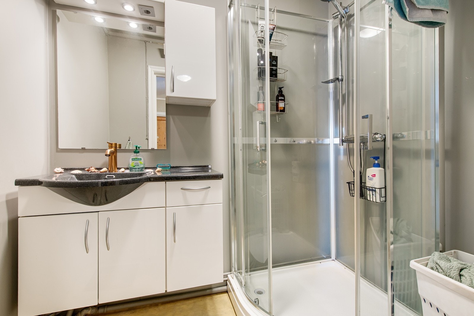 Bad med dusj og servant med skapplass. Galleribilde