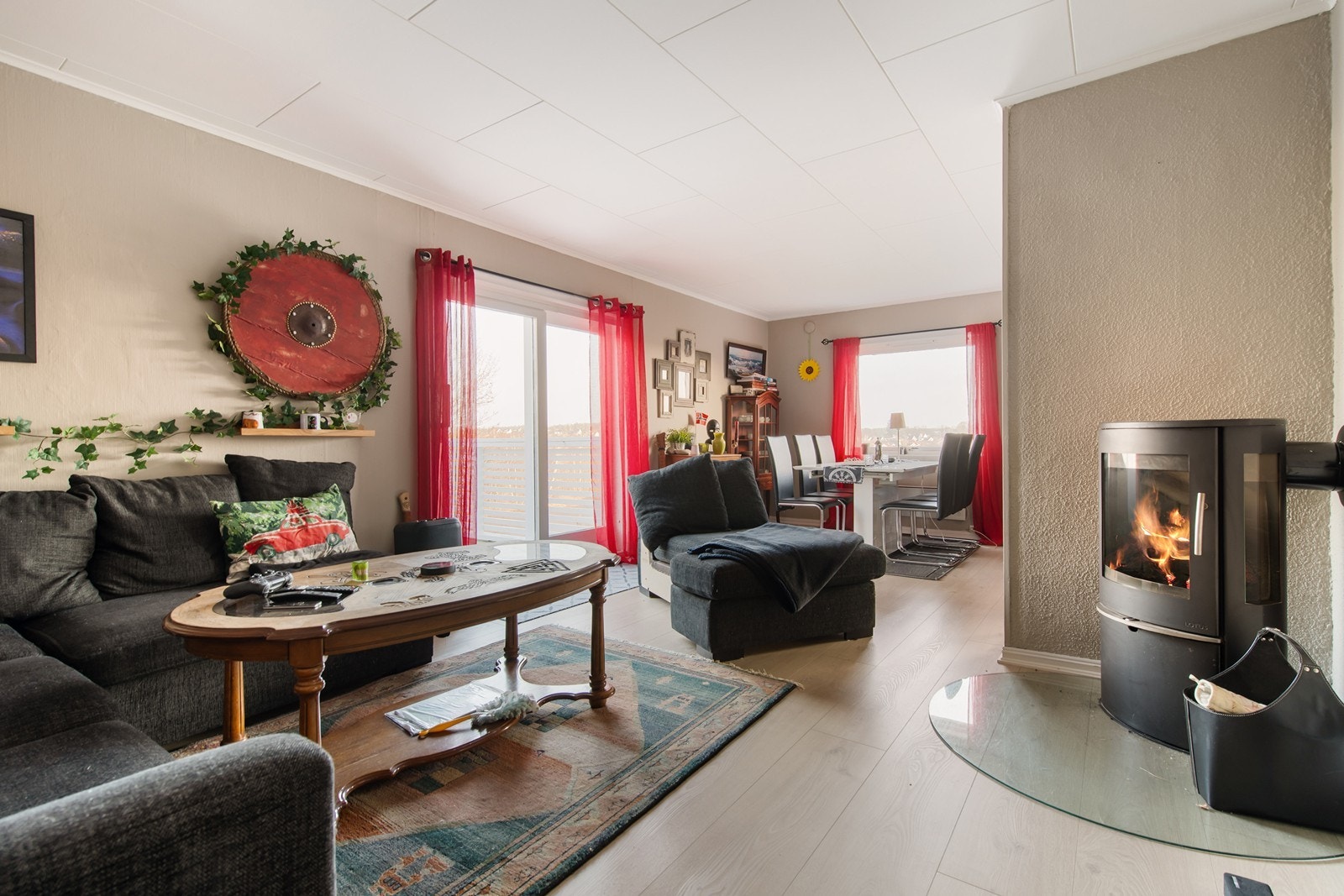 Åpent mellom stue og spisestue. Galleribilde