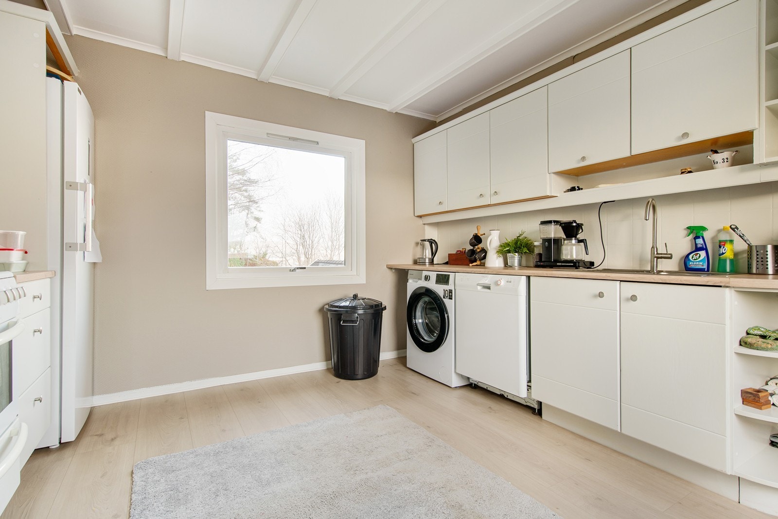 kjøkkenet er lyst og har en behagelig atmostfære. Galleribilde