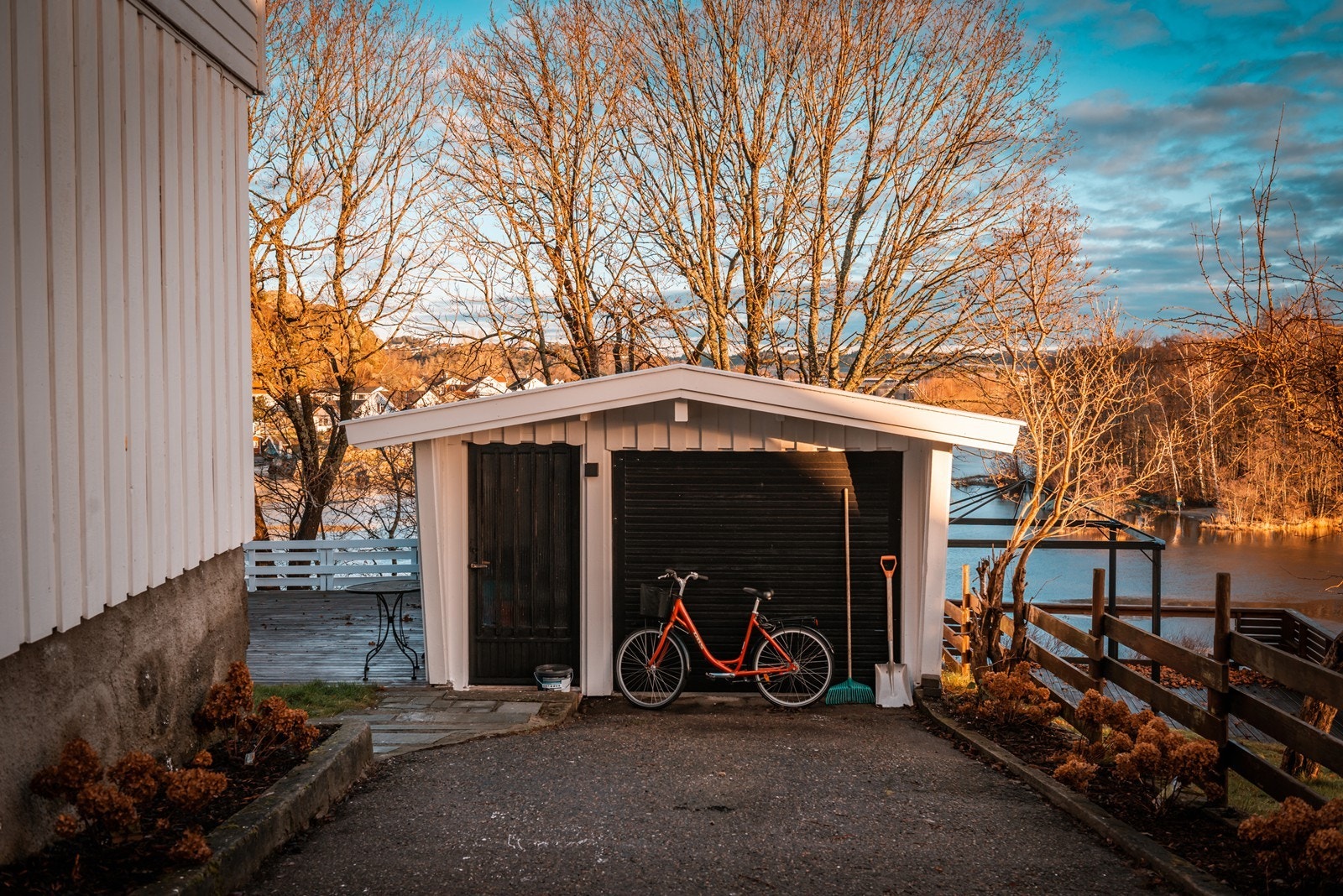 Eiendommen har også en garasje. Galleribilde