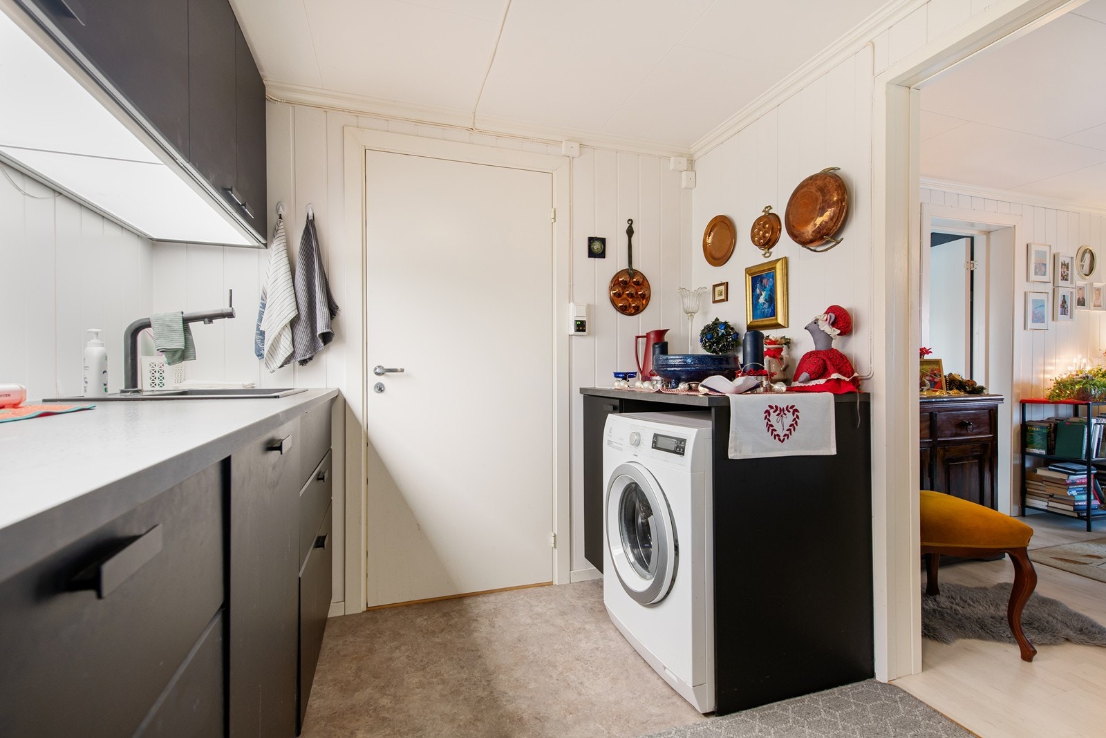 Praktisk kjøkken i 1 etasje, med matt sorte, stilrene fronter. Galleribilde