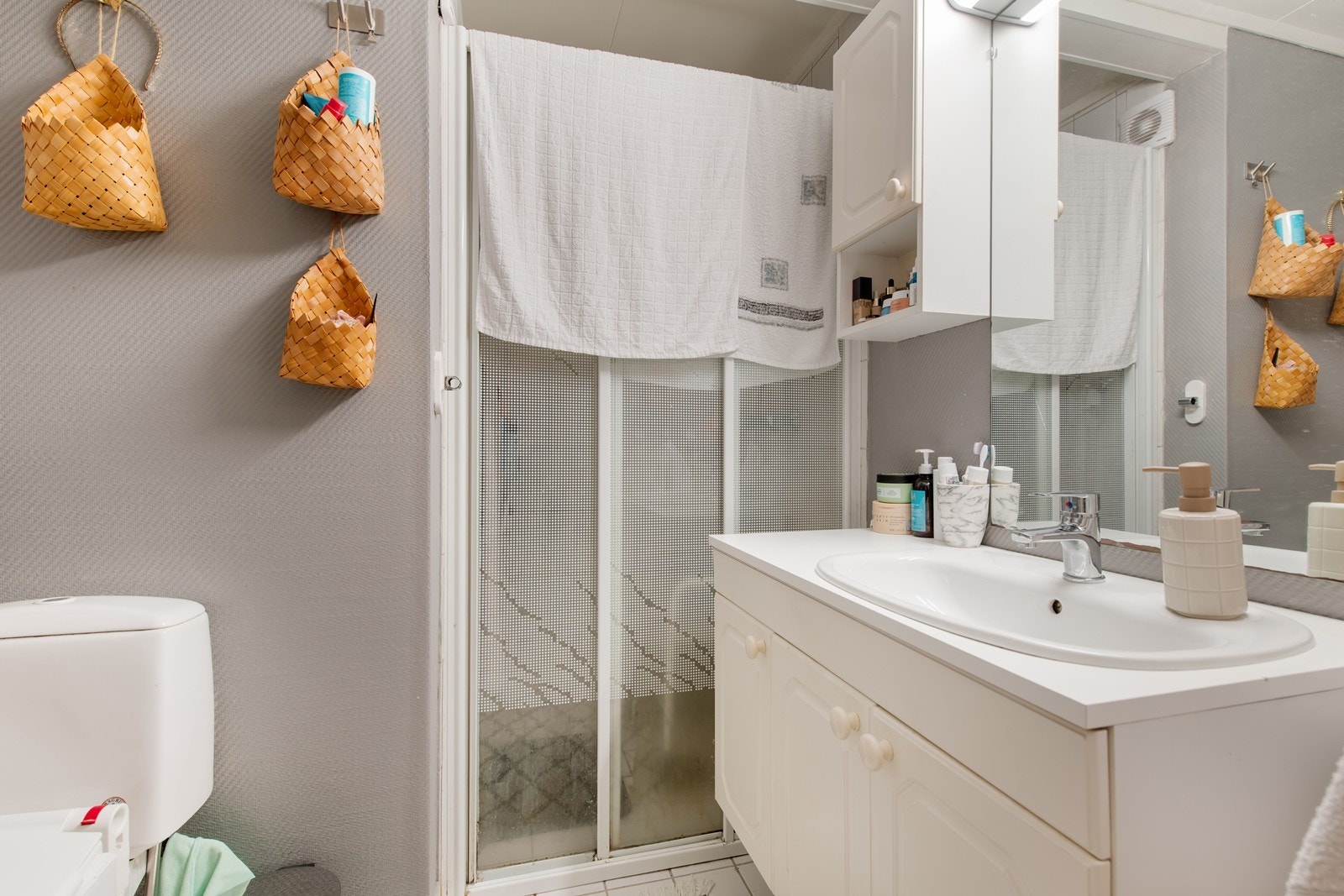 Bad i 1 etasje, med dusj, toalett og servant med skapplass. Galleribilde