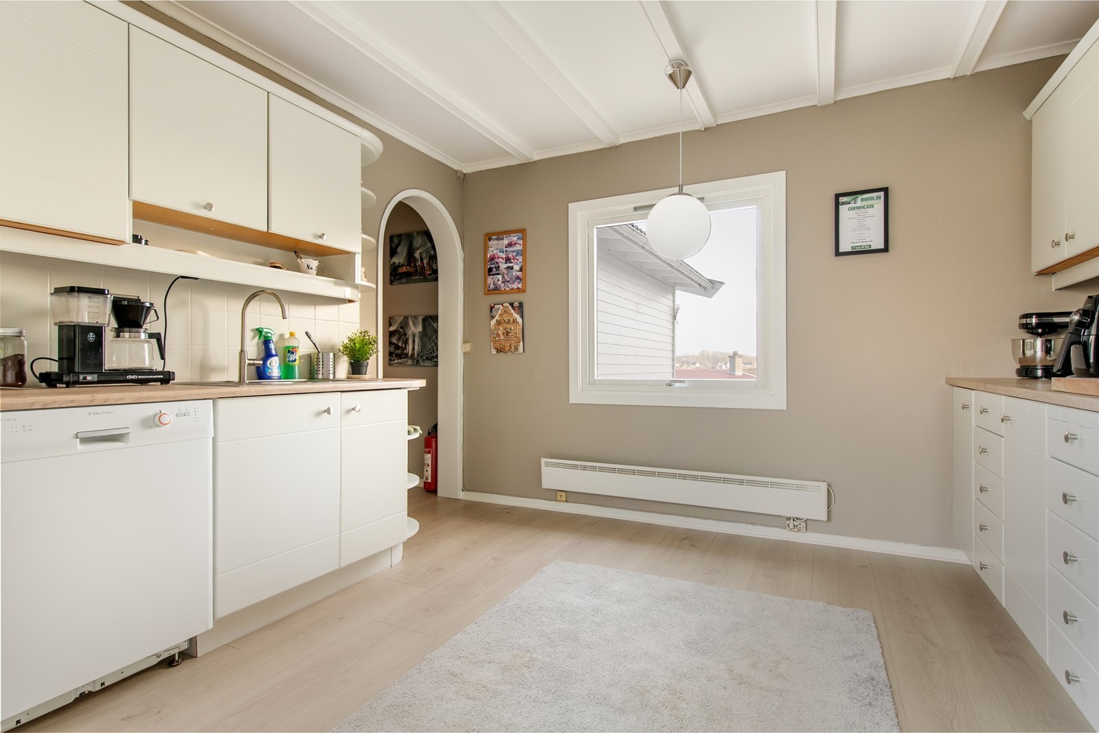 Vindu i begge ender av kjøkkenet, så det er ingen mangel på lys her! Galleribilde