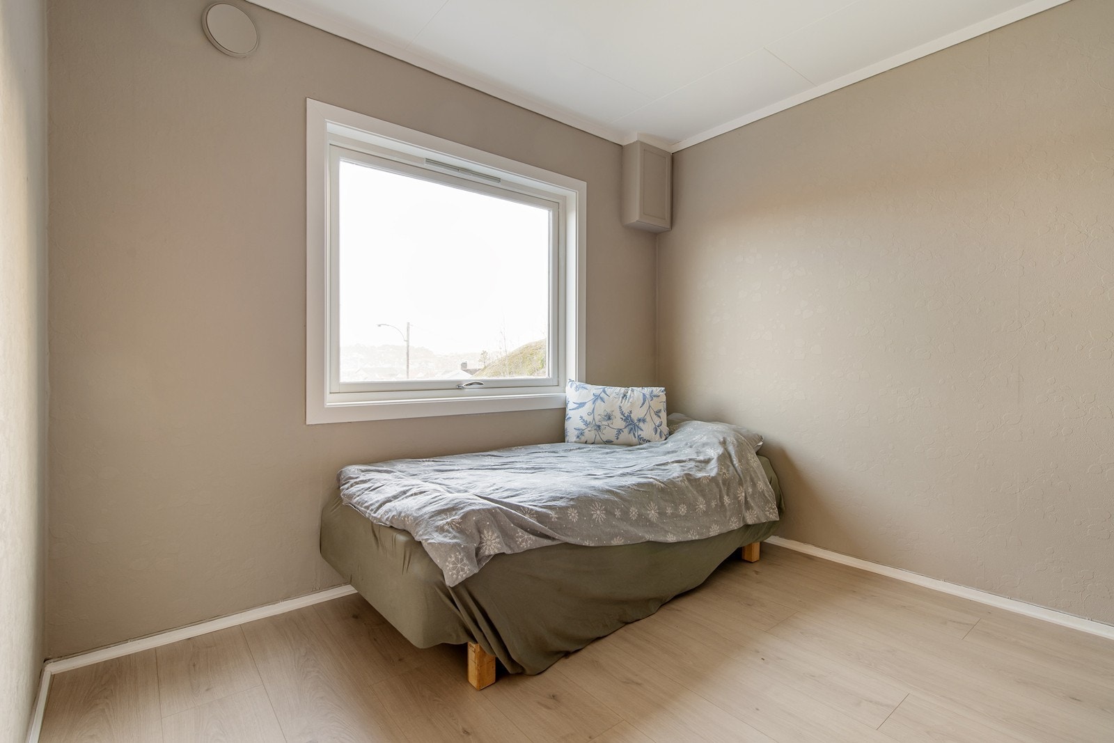 Soverom 3 har god plass og fint naturlig lys. Galleribilde