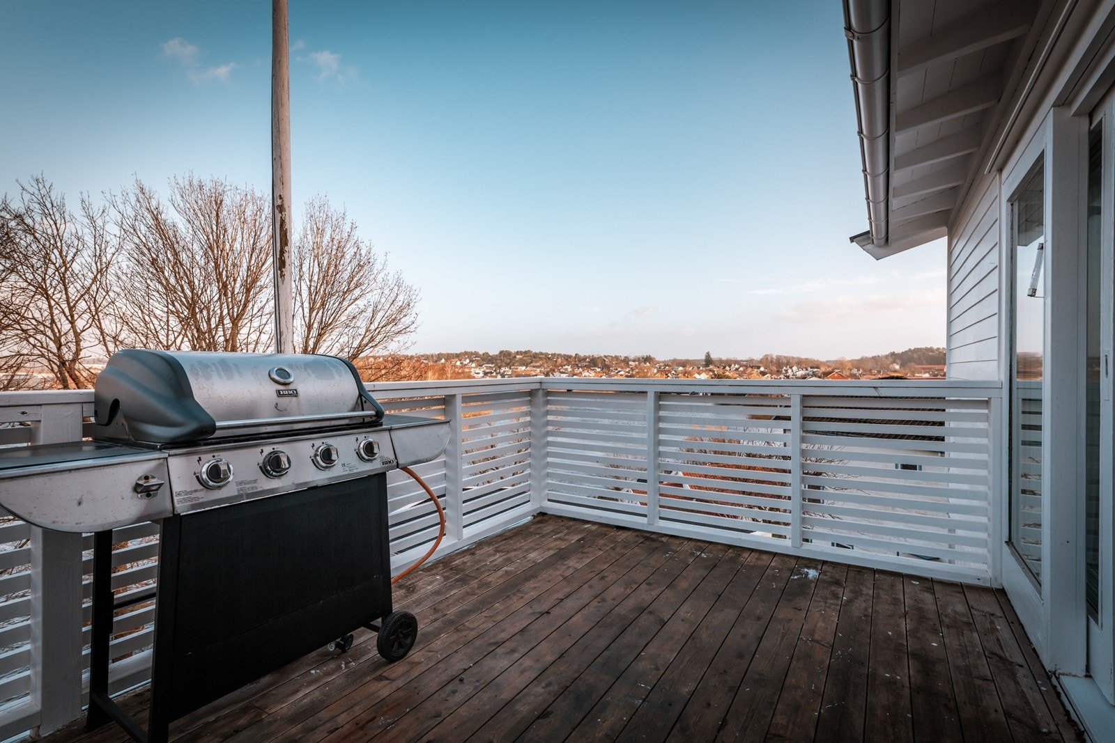 Fra terrassen i 2. etasje kan du se hele Larvik. Galleribilde