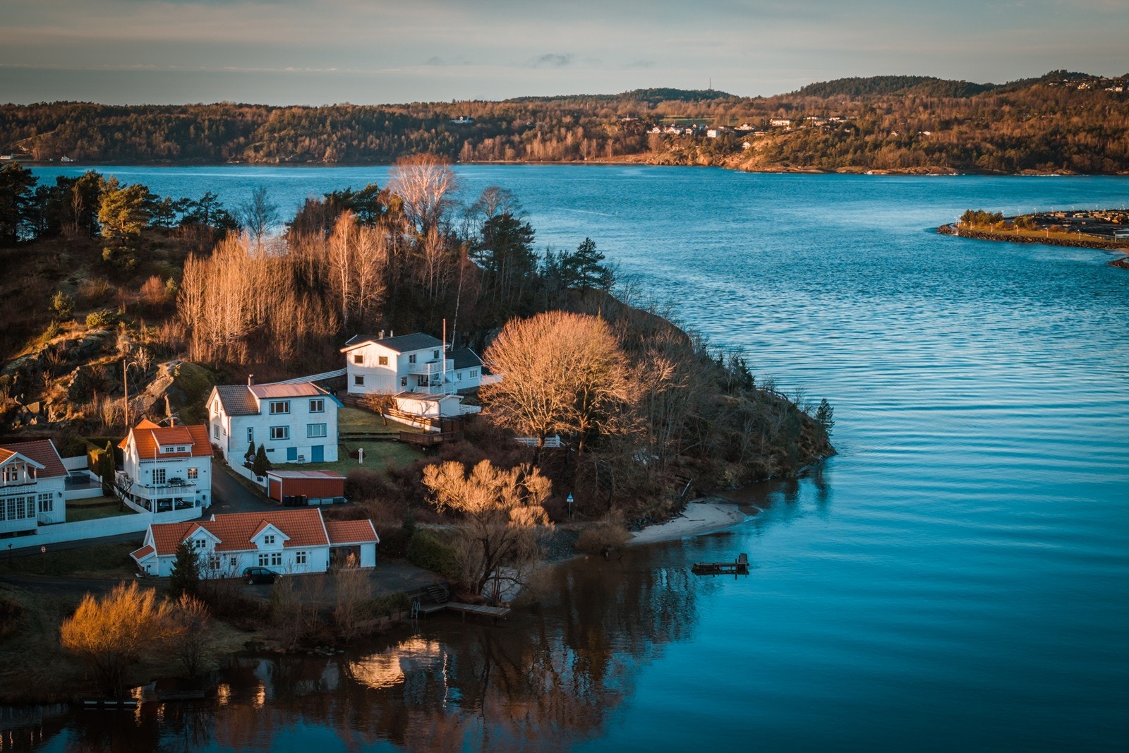 Med tøffelavstand ned til vannet og en skjermet hage. Galleribilde