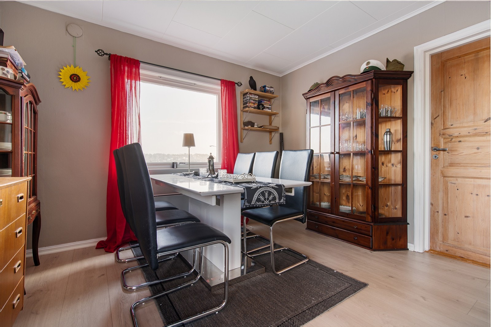 Åpen og trivelig spisestue. Galleribilde