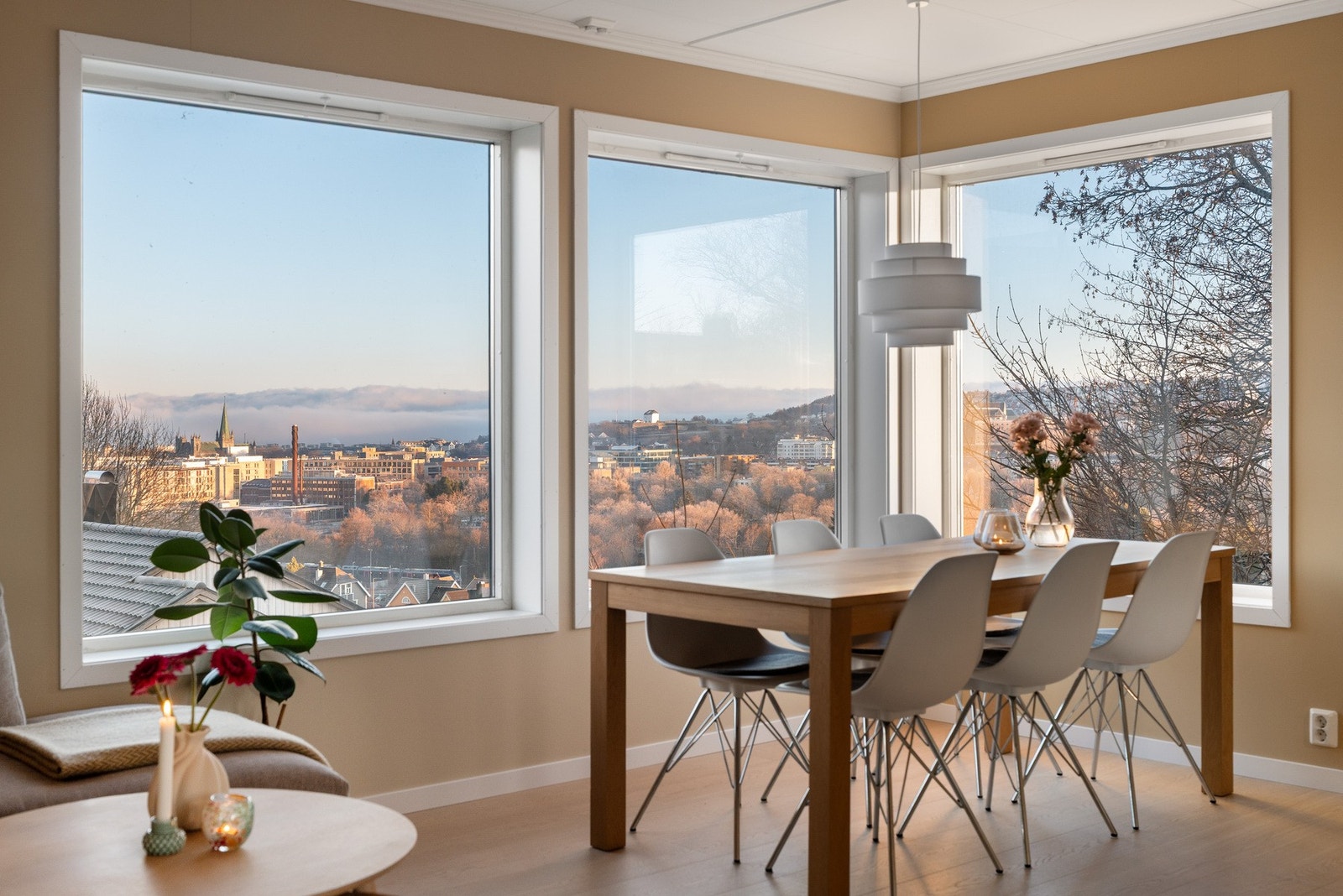 Velkommen til Breidablikkstien 4C - en svært innbydende og innholdsrik 3-roms selveierleilighet med kort vei til både Trondheim sentrum og Bymarka. Foto: Joakim Reinaas. Galleribilde