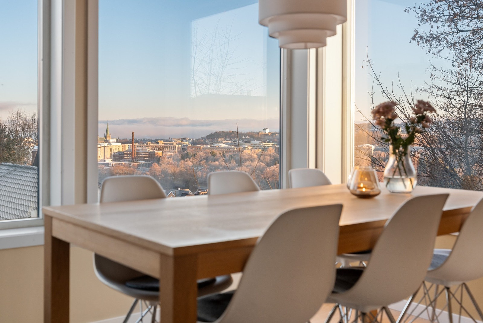 Her kan man nyte måltider og sosiale sammenkomster til den herlige utsikten utover byen, Kristiansten festning, Nidarosdomen, sjøen og Fosenalpene. Galleribilde