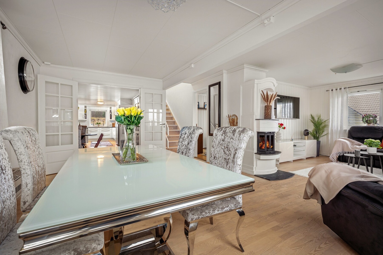 Den åpne planløsning gir boligen et lyst og trivelig preg, og legger godt til rette for et hjem med plass til både hverdag og koselige stunder. Galleribilde