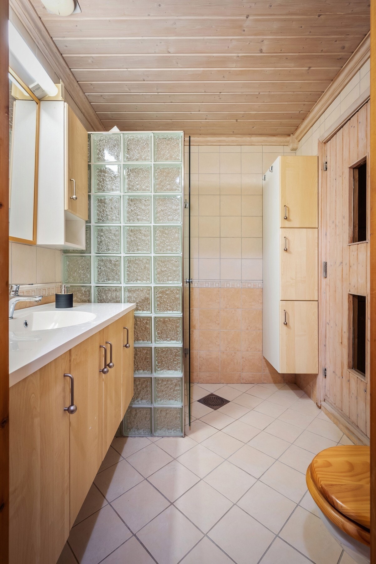 Badet i underetasjen byr på alt man trenger i hverdagen samt rikelig med oppbevaringsmuligheter og gulvvarme. Galleribilde