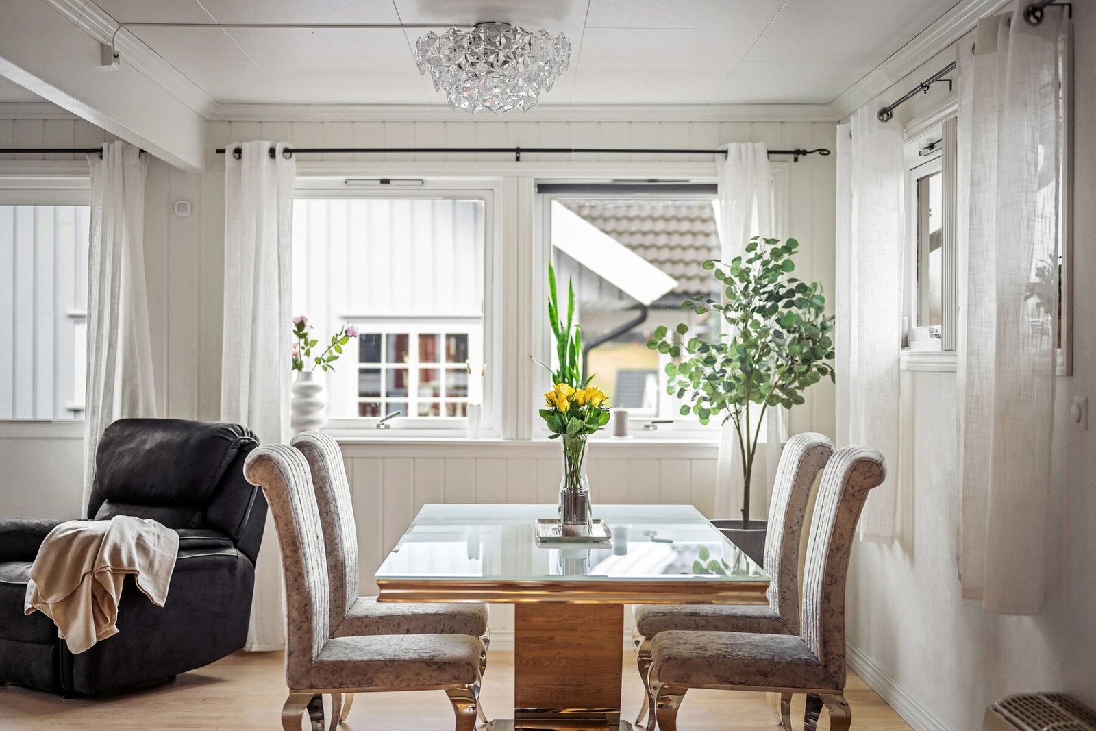 De store vindusflatene i stuen slipper inn rikelig med naturlig lys og skaper en lys og åpen romfølelse. Galleribilde