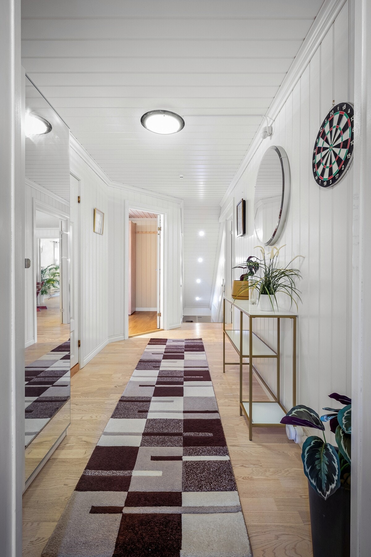 Du ønskes velkommen inn i boligen av en lys og innbydende entré. Galleribilde