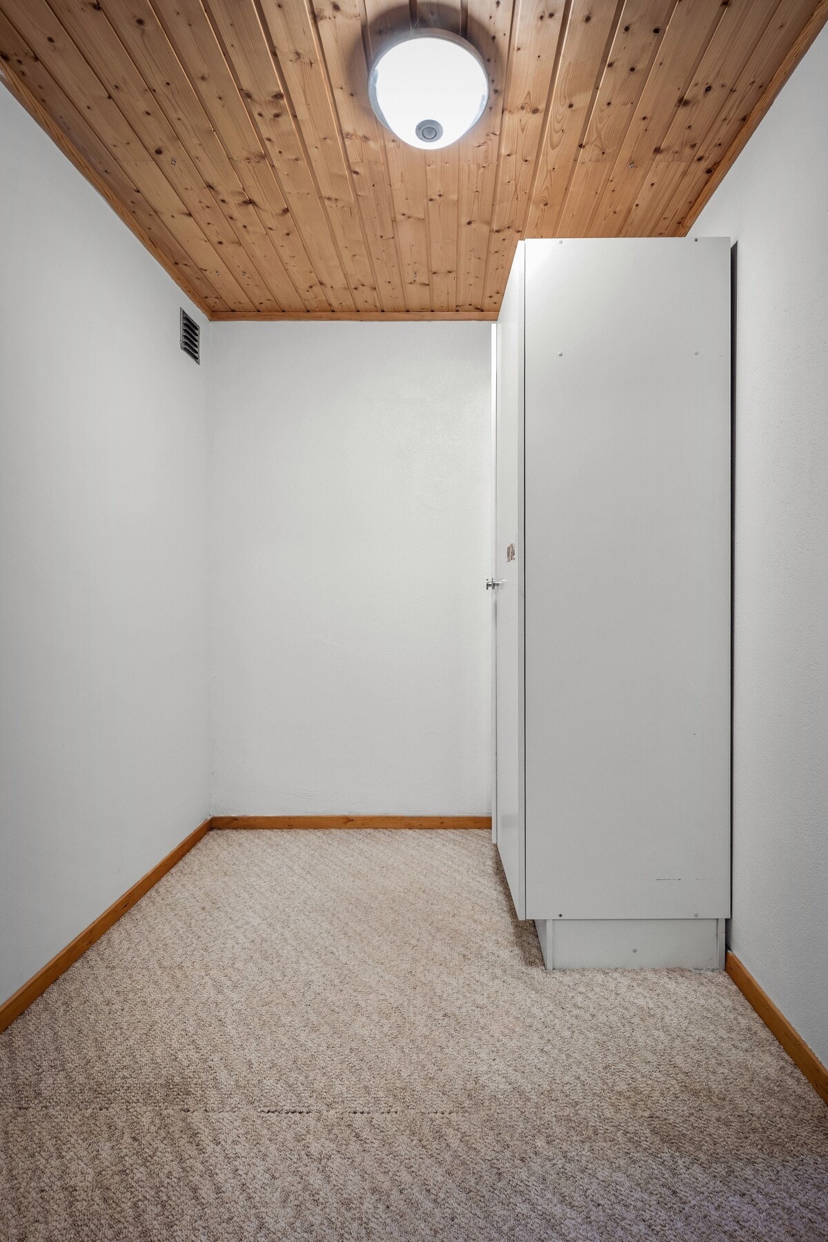 Underetasjen byr på 3 boder og tilfører betydelig med lagringsplass til boligen. Galleribilde