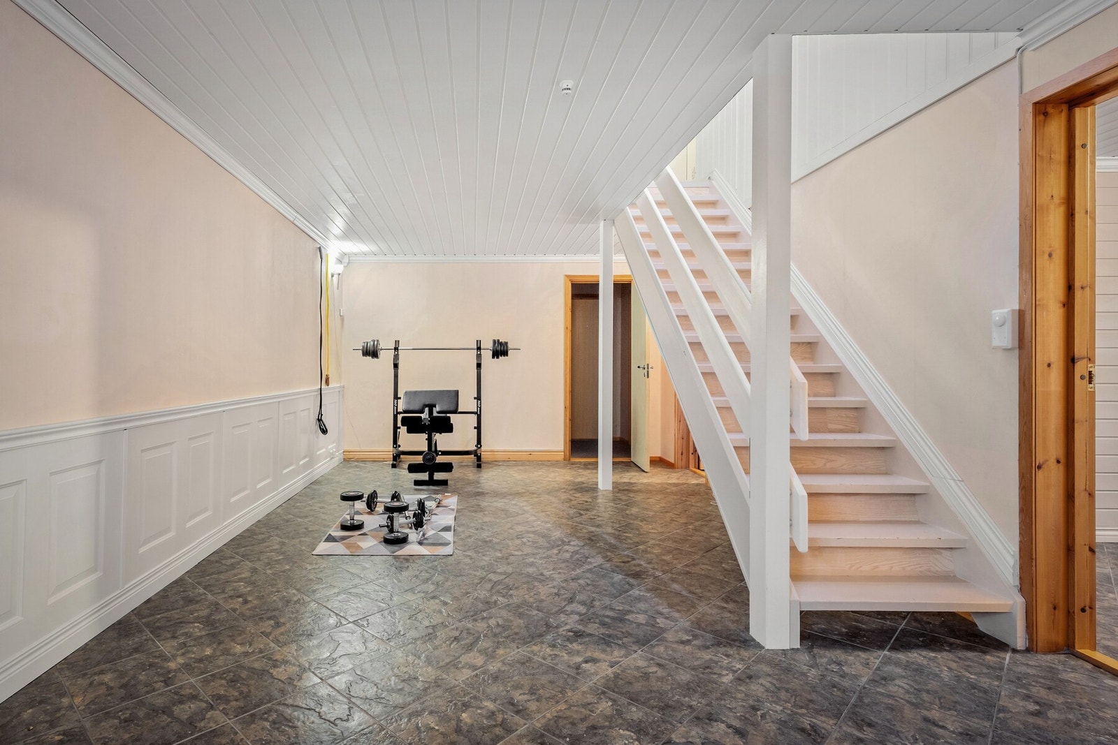 En romslig underetasje gir rikelig med bruksområder med alt etter behov. Her er det betydelig med lagringsplass og muligheter for både kontor og treningsrom. Galleribilde