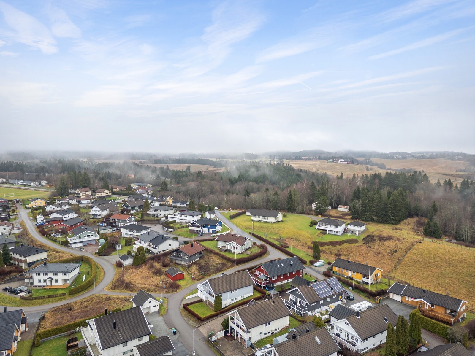 ca. 10 minutter unna ligger Kiwi og ønsker du ytterlige servicetilbud er det kun 13 minutter til Vågsenteret med 16 butikker. Galleribilde