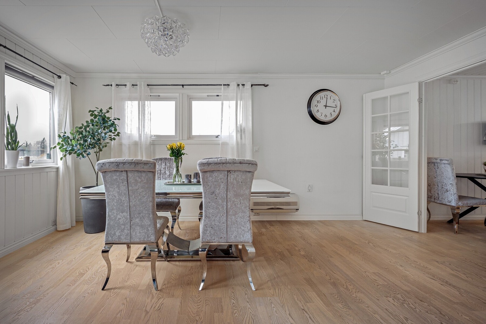 Boligen byr på en lys og åpen spisestue med en naturlig plassering i tilknytting til stue og kjøkken. Perfekt for å invitere til middagsselskap. Galleribilde