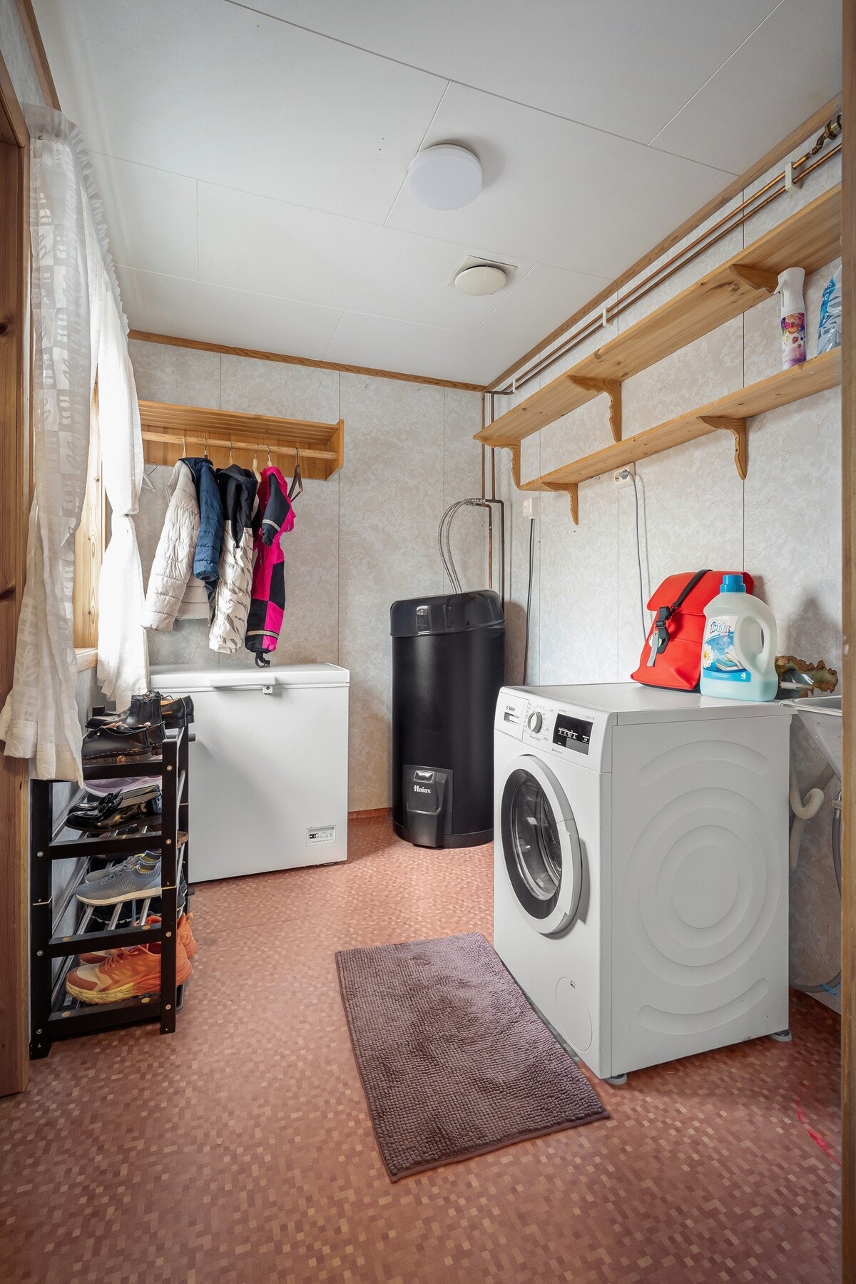 I 1. etasje finner du boligens vaskerom. En praktisk løsning for å holde orden i de resterende oppholdsrommene i en hektisk hverdag. Galleribilde