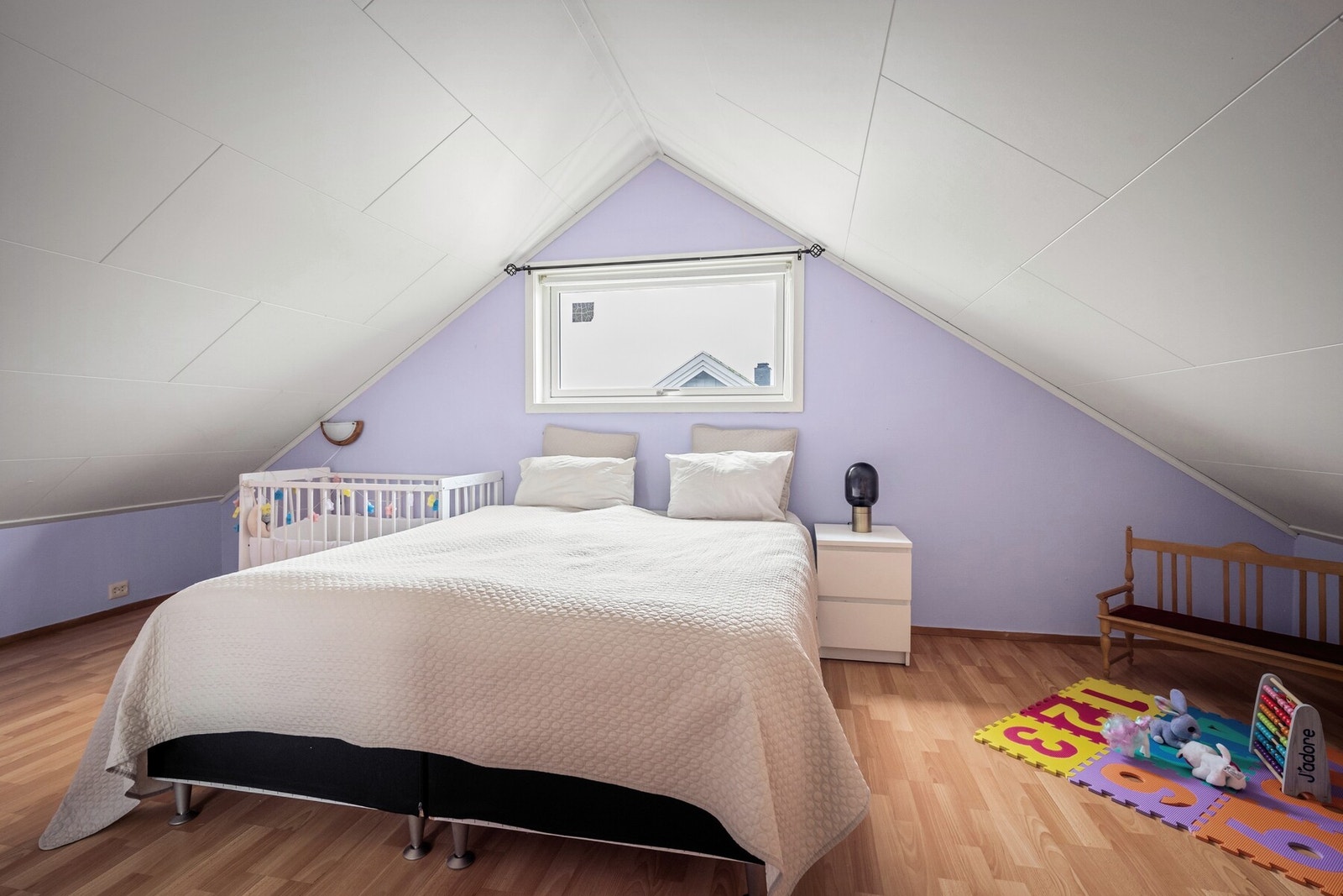 Romslig soverom med mange bruksområder. Passer perfekt til både gjesterom, barnerom eller kontor. Galleribilde