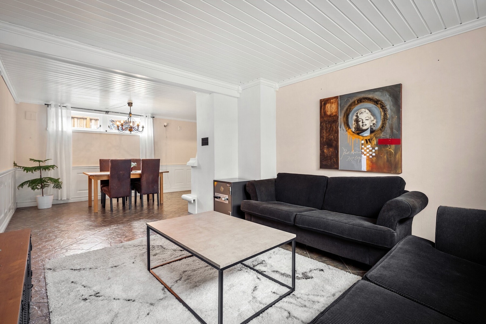 Kjellerstuen i boligen egner seg utmerket til sosiale sammenkomster og gir et avskjermet oppholdsrom med mange bruksmuligheter. Galleribilde