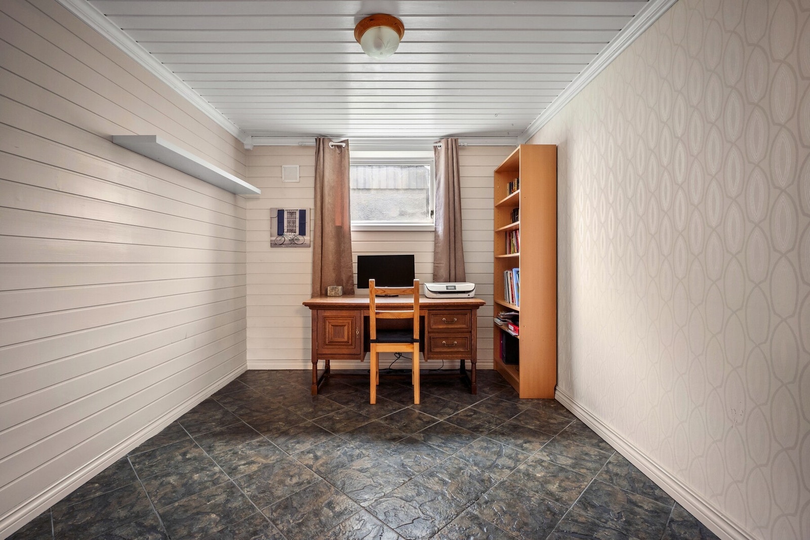 Adskilt fra resten av boligen finner du det perfekt rommet for hjemmekontor. Her kan det enkelt tilrettelegges for å utføre arbeidsoppgaver i ro og orden. Galleribilde