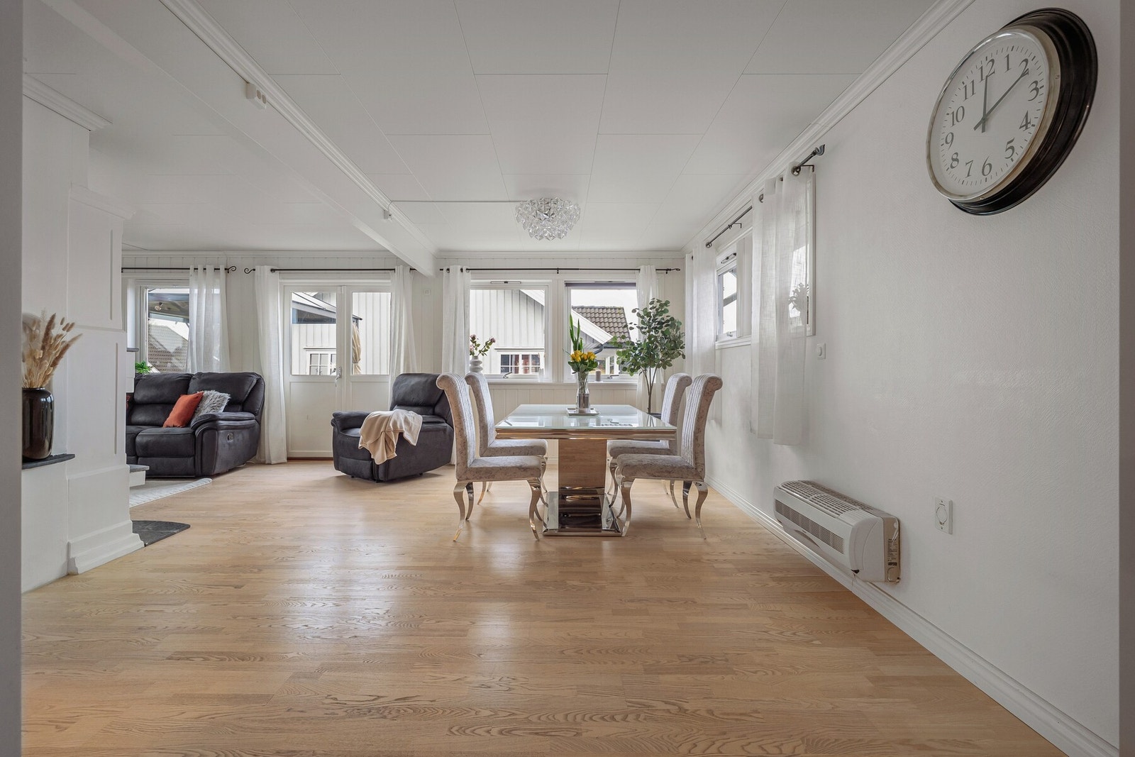 Stuen er et av høydepunktene i boligen. Et lyst, åpent og innbydende oppholdsrom som blir det perfekte samlingspunktet for familien. Galleribilde