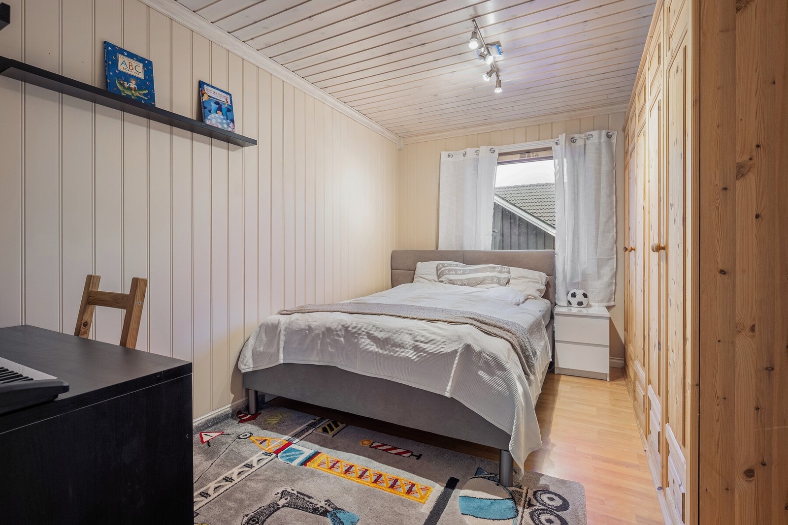 Romslig soverom i 1. etasje med plass til seng, skap og skrivepult. Passer perfekt som et barnerom. Galleribilde