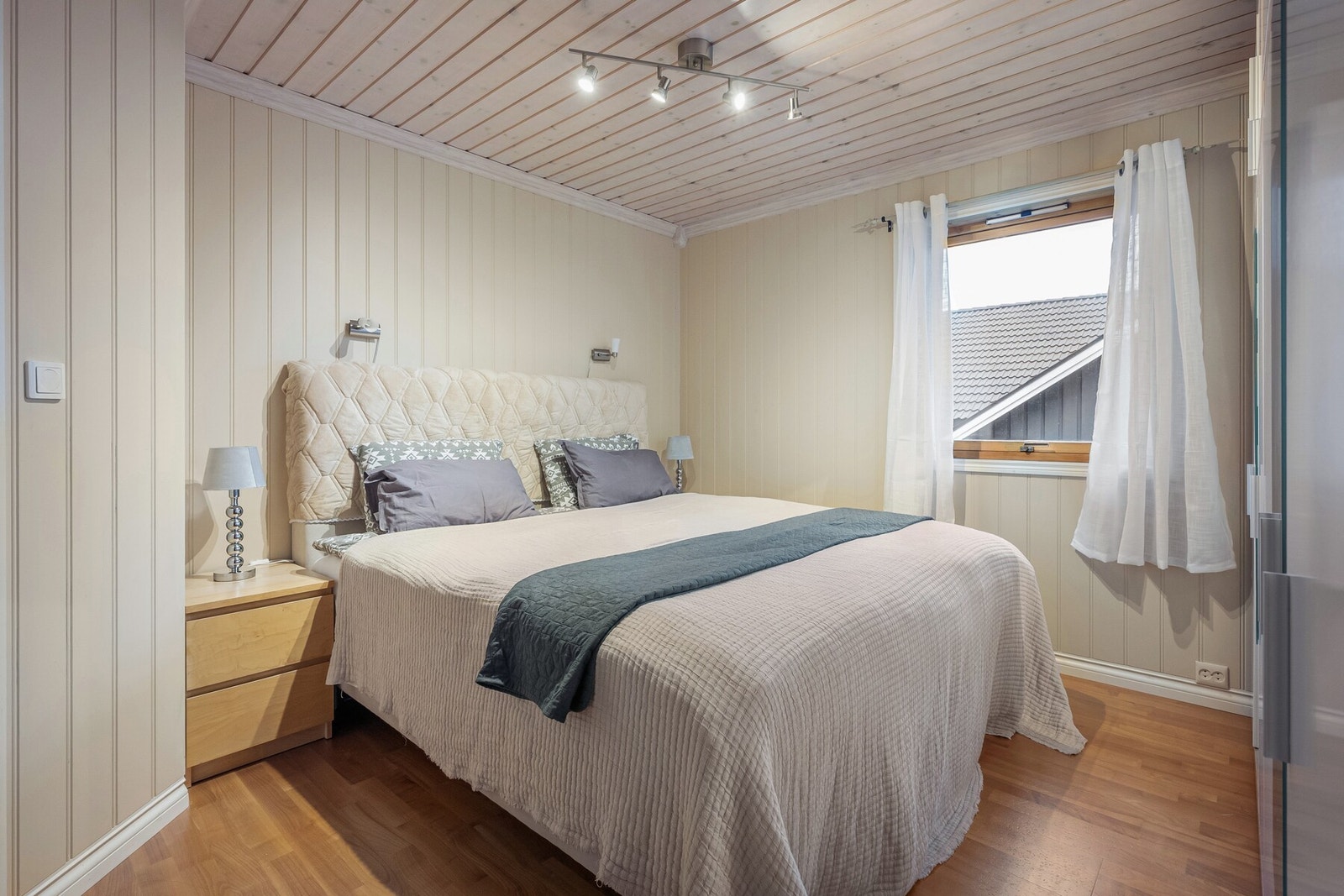 Lyst og romslig soverom med god plass til dobbeltseng, nattbord og byr på rikelig med skapplass. Galleribilde