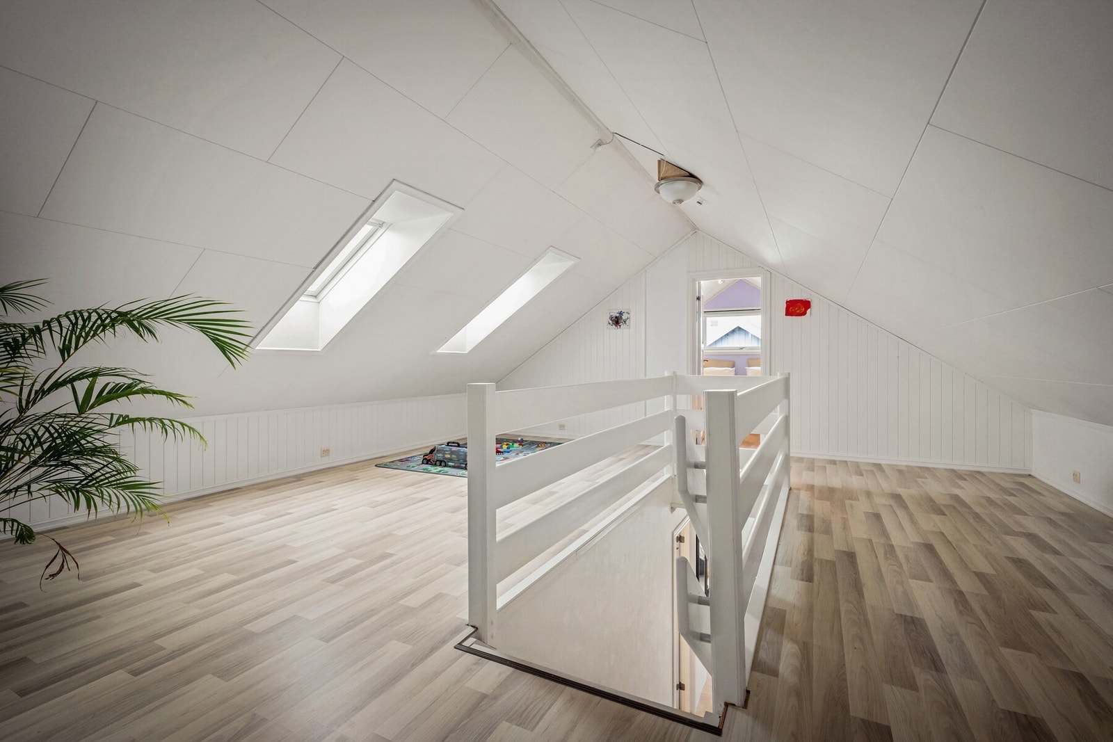 Toppetasjen gir gode muligheter for å etablere et eget barneområde, med stue som naturlig lekerom og nærhet til soverom blir dette det perfekte oppholdsrommet for barna. Galleribilde