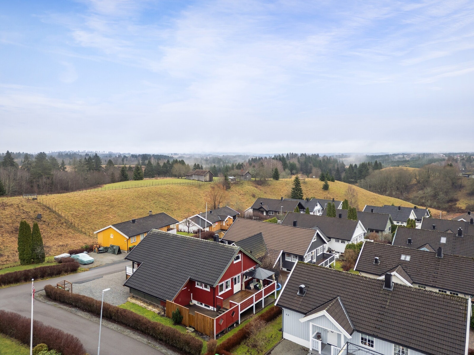 Like i nærheten har du marka med sine flotte tur- og rekreasjonsmuligheter, i både sommer- og vintersesong. Galleribilde