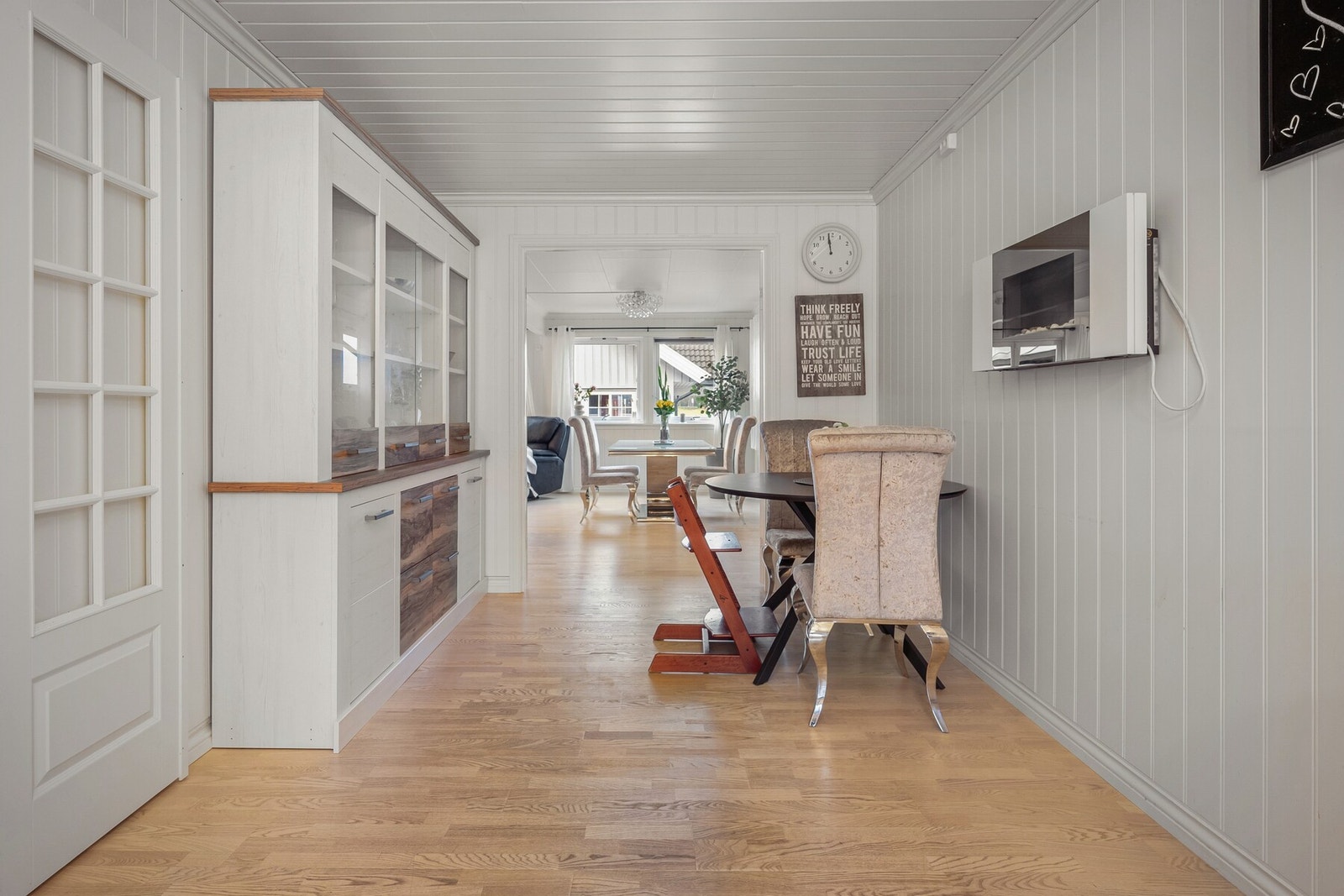 Boligen byr på en gjennomgående løsning som naturlig knytter kjøkken og stue sammen. Galleribilde