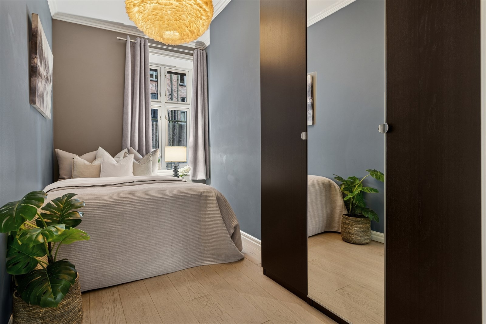 Lyst og trivelig soverom som, i likhet med hovedsoverommet, vender mot rolig bakgård. Galleribilde