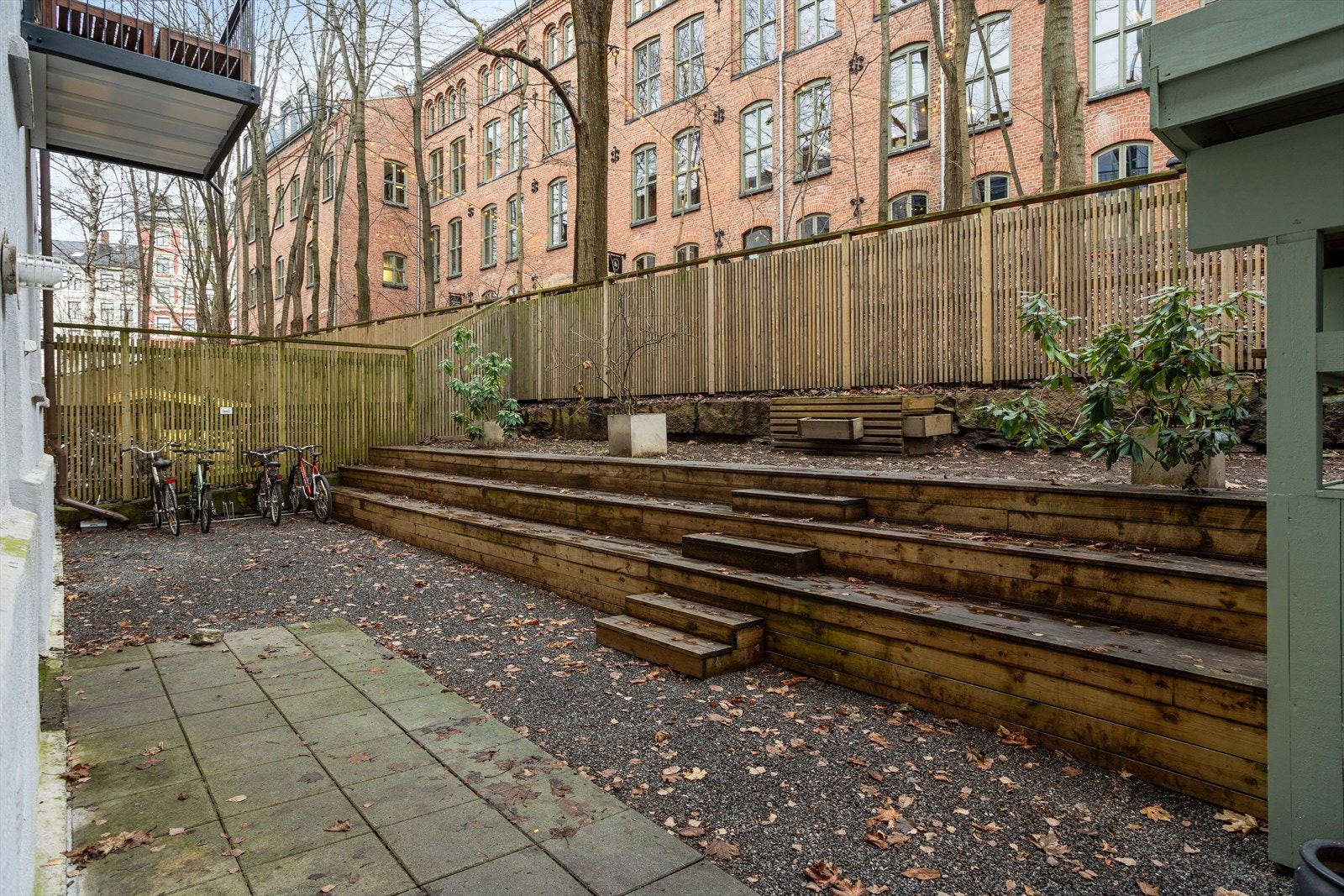 Det er også sykkelparkering i bakgården. Galleribilde