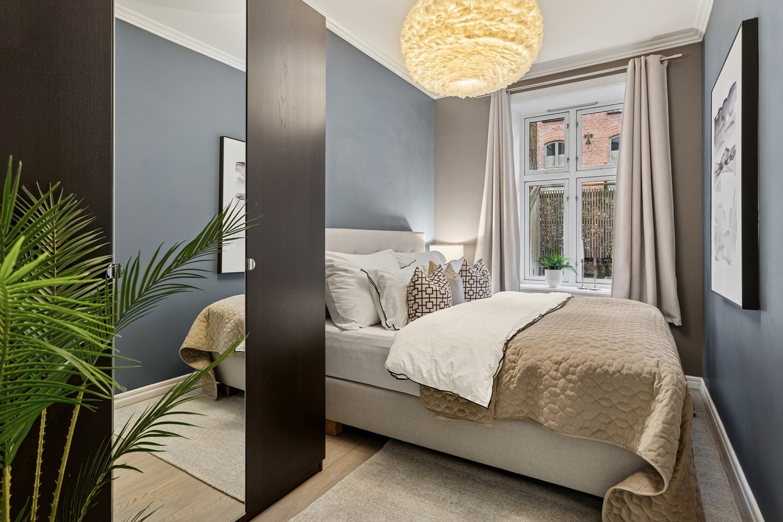 Behagelig hovedsoverom med god plass til dobbeltseng. Vender mot rolig og skjermet bakgård som gir et stille og fredelig sovemiljø. Galleribilde