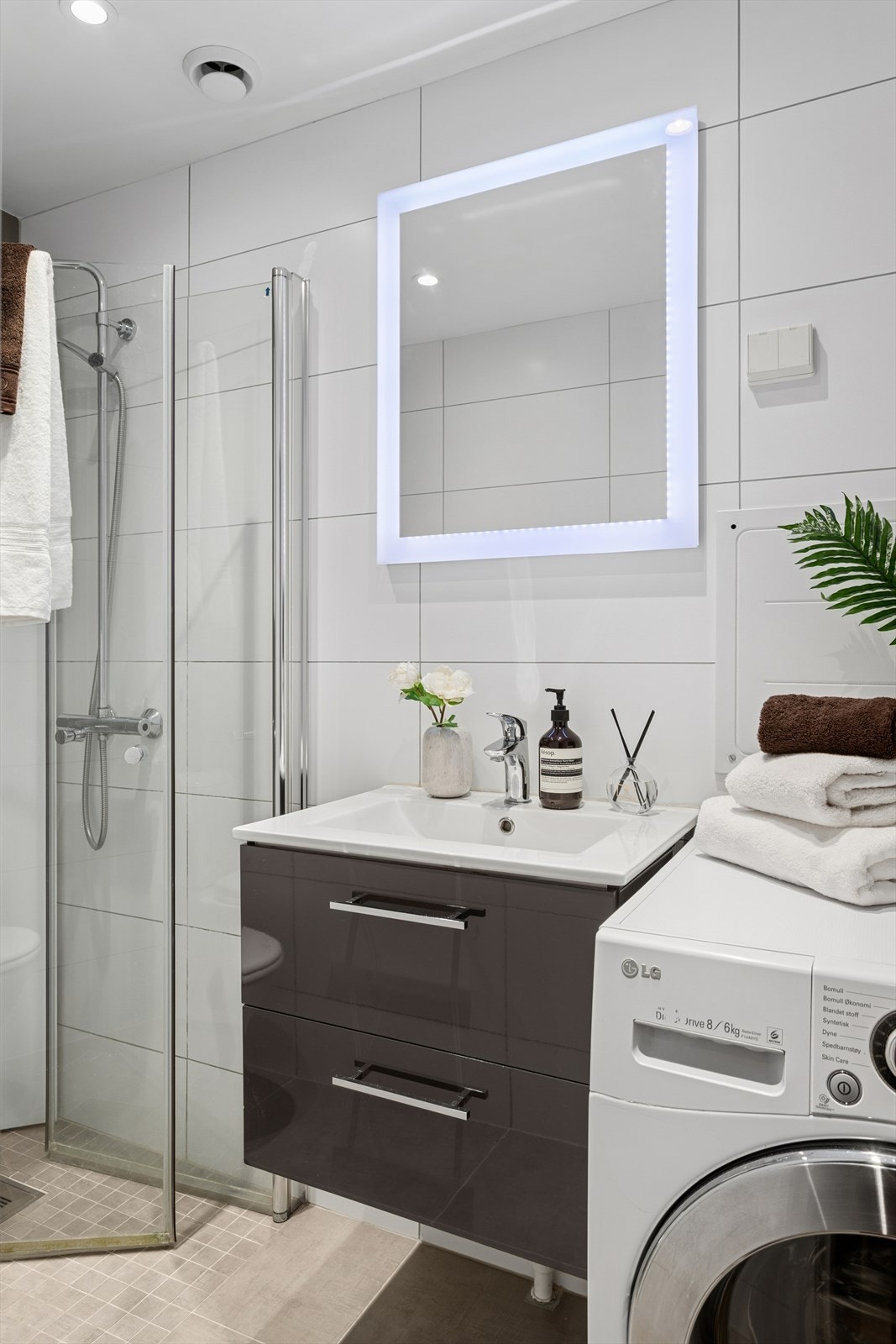 Dusjhjørne med svingbare dusjdører. Opplegg og plass til vaskemaskin og tørketrommel om ønskelig. Mekanisk avtrekk. Galleribilde