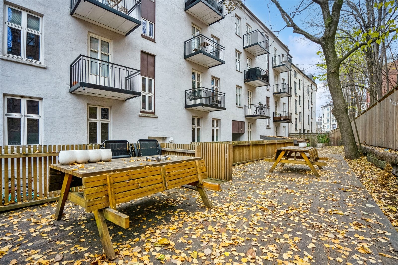 Borettslaget har en felle bakgård med sittegrupper som er et trivelig sted å slappe avb i sommerhalvåret. Galleribilde