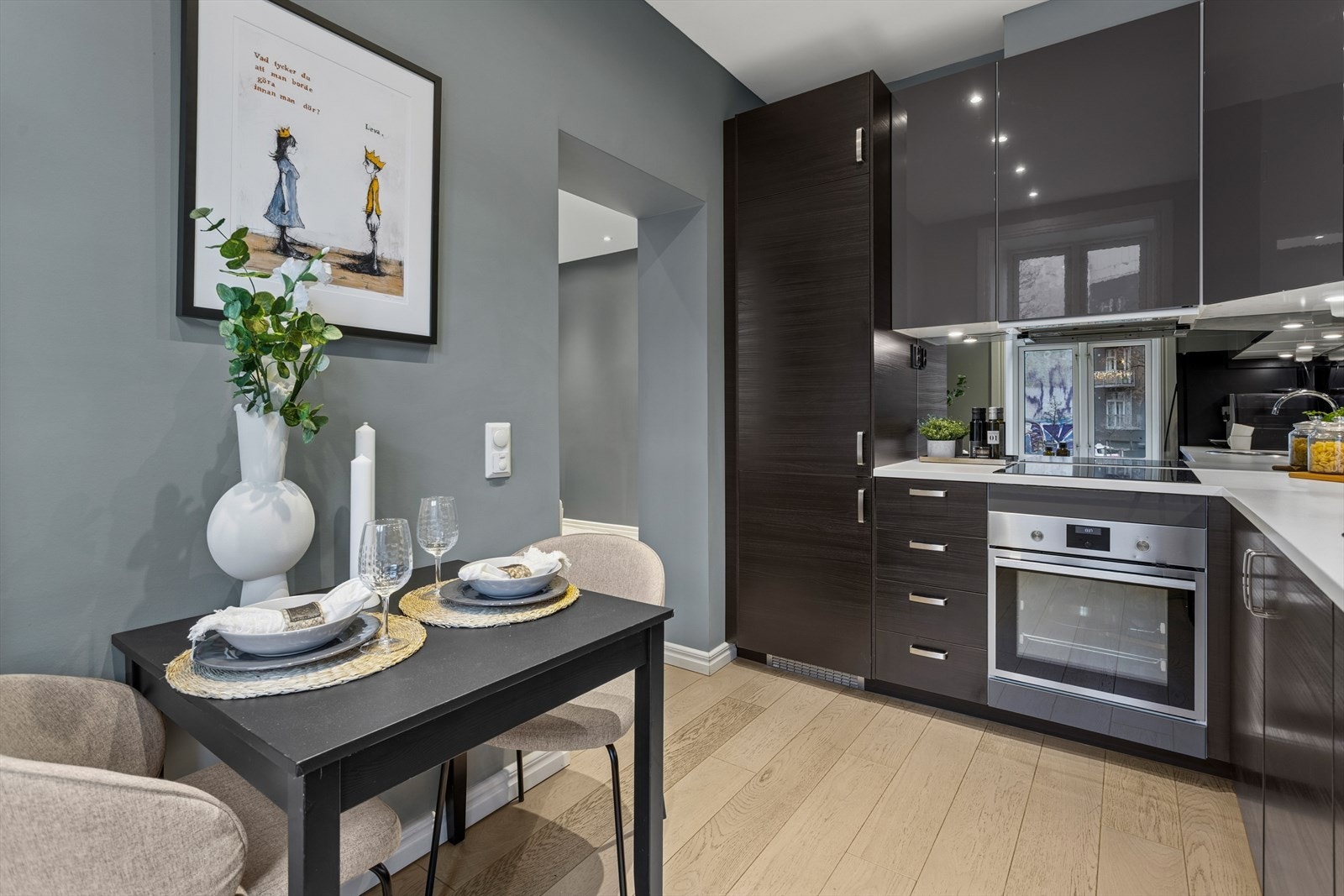 Benkebelysning under overskap gir godt arbeidslys, og speil på vegg mellom benkeplate og overskap tilfører rommet en moderne og romslig følelse. Galleribilde