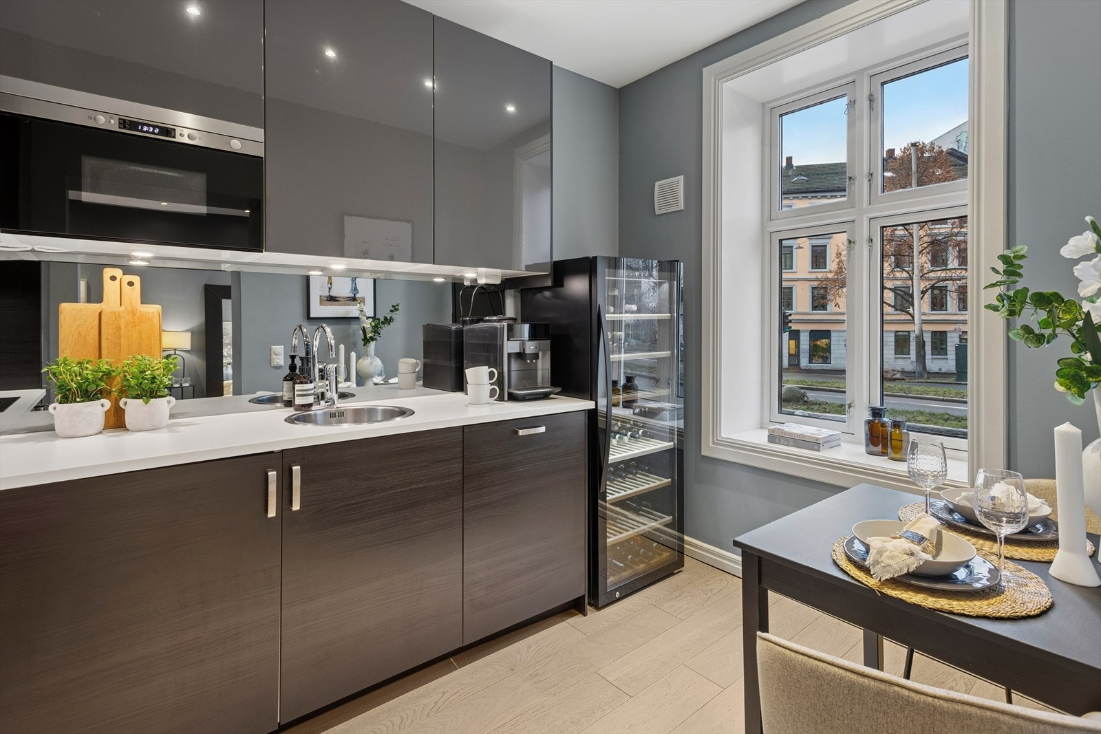 Separat og funksjonelt kjøkken med vindu som gir godt dagslys og mulighet for frokostbord. Galleribilde